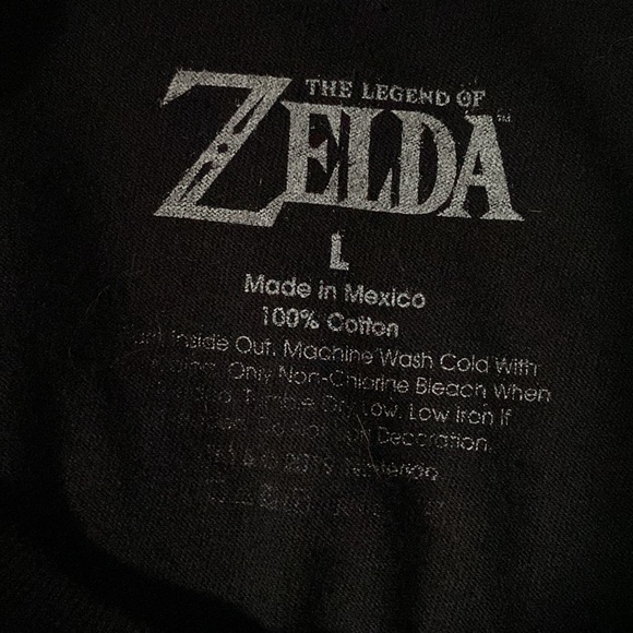 Hot Topic | The Legend of Zelda Triforce Tee-Shirt - Picture 3 of 3